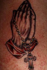 手臂彩色祈祷手与十字架纹身图案