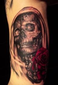 腰部彩色骷髅与玫瑰纹身图案