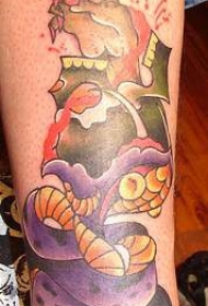 手臂彩色符号与蛇纹身图案