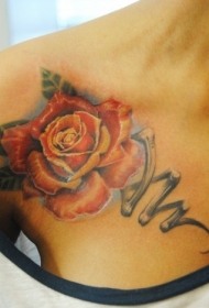 肩部惊人的彩色玫瑰纹身图案
