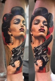 腿部彩色诱人女人与手枪纹身图案