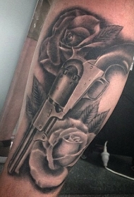 腿部棕色现实主义风格的玫瑰与手枪纹身