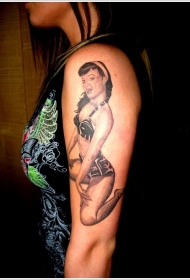 黑灰老式照片女人肩部纹身图案