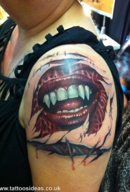 肩部新风格的吸血鬼纹身图案