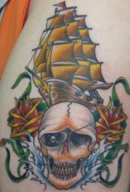 腿部彩色骷髅和海盗船纹身图案