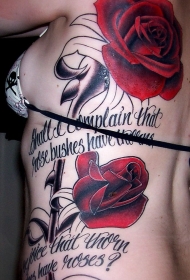 腰侧大红色玫瑰与英文纹身图片
