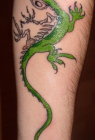 手臂彩色蜥蜴半骨架纹身图案