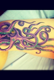 女性腿部明亮彩绘章鱼纹身图案