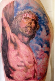 肩部彩色耶稣受难的纹身图案
