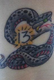 手臂彩色蛇与十三号码纹身图案