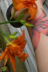 女性腿部彩色百合花纹身图案