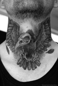 男性脖子黑灰乌鸦骷髅的纹身图片