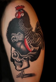 肩部彩色逼真的公鸡与骷髅纹身图片