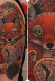 肩部彩色狐狸与字母纹身图案