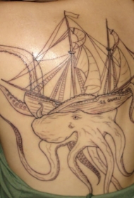 背部黑色帆船和章鱼纹身图案