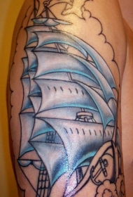 手臂彩色海盗帆船纹身图片