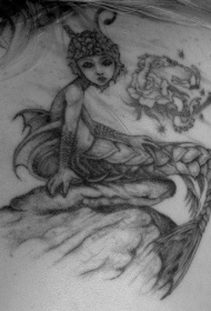 背部黑灰神秘美人鱼纹身图案