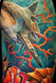 现实主义风格的水下鲨鱼彩色纹身图案