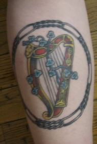 手臂彩色爱尔兰风格竖琴纹身图片