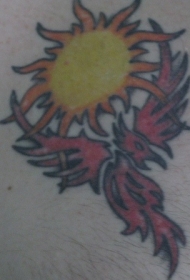 腿部彩色部落凤凰和太阳纹身图案