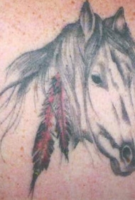 肩部有羽毛的白马纹身图案