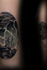椭圆形彩色帆船在风暴海上纹身图案