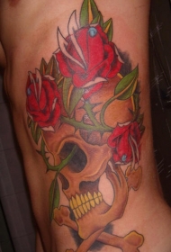 腰侧彩色骷髅头与花朵纹身图案