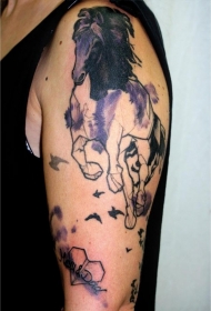 肩部水彩画风格的奔马纹身图片