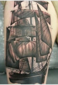 腿部黑棕色帆船纹身图案