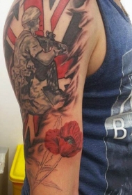 肩部彩色士兵和鲜花军事主题纹身
