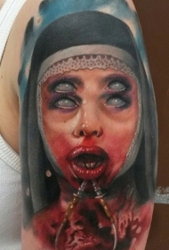 肩部恐怖风格的恶心恶魔女人纹身图片
