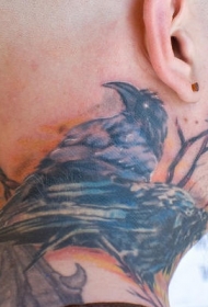 脖子逼真乌鸦在树上的纹身图案