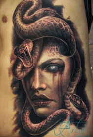 腰侧可怕的神秘的女人蛇纹身图案
