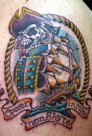 肩部彩色海盗骷髅和旧船纹身图片