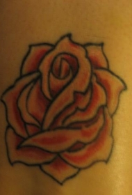 手臂彩色简约的红玫瑰纹身图案