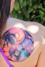 肩部圆形的彩色夜空和棕榈树纹身图案