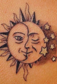 背部黑色人性化的太阳和月亮纹身