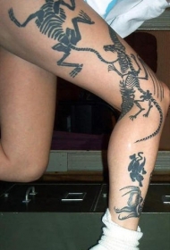 腿部黑色蜥蜴骨骼纹身图片
