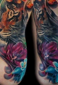 腰侧逼真彩色老虎与鲜花纹身图案