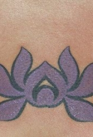 女性腰部紫莲花图腾纹身图案