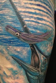 腿部彩色现实的鱿鱼和剑鱼纹身图片