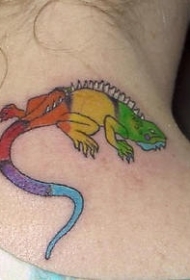 脖子彩虹色蜥蜴纹身图片