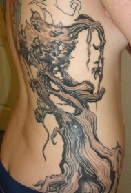 腰侧黑棕色生命之树上的纹身图案