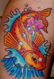 腿部彩色日本锦鲤纹身图案
