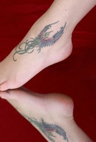 女性脚部彩色魔术鸟纹身图案