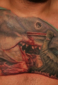 胸部彩色血淋淋的鲨鱼战斗的战士纹身图案