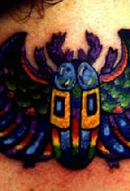 颈部彩色圣甲虫纹身图案