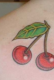 女性肩部彩色红樱桃纹身图案