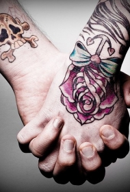 女性手腕彩色玫瑰纹身图案