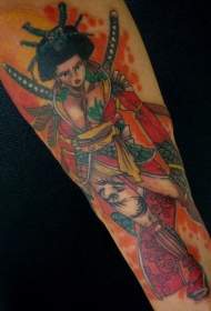 手臂彩色的日本女战士纹身图案